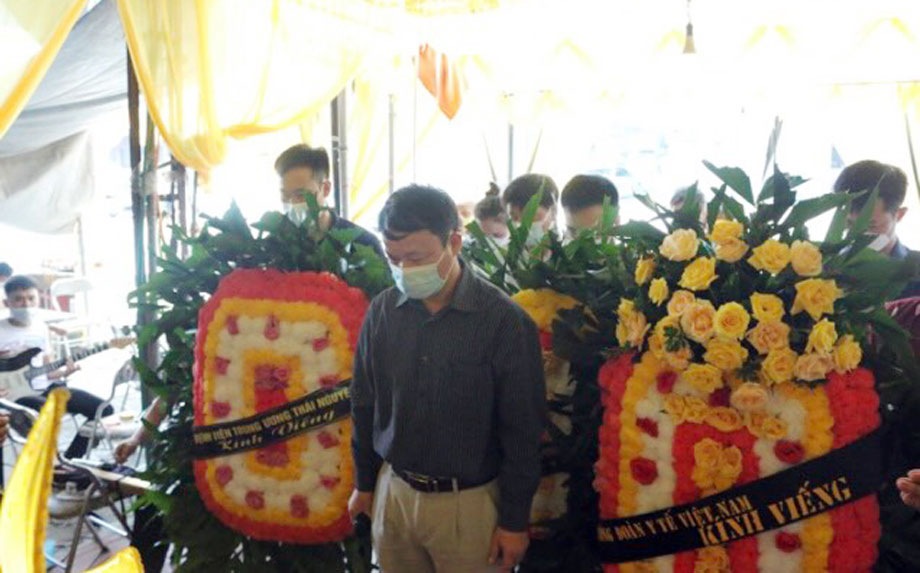  Ban lãnh đạo của Bệnh viện Trung ương Thái Nguyên đã đến viếng, thăm hỏi và động viên gia đình điều dưỡng Ngô Văn Huyên tại xóm Cao Sơn, xã Sơn Cẩm (T.P Thái Nguyên).