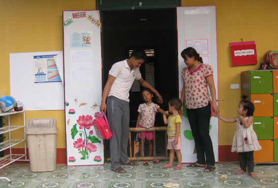  Thầy Ma Đình Hiểu luôn ân cần, chăm sóc các em học sinh.