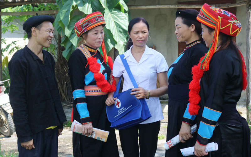  Chị Đặng Thị Hoa (người đứng giữa) vận động đồng bào không cúng ma khi trong nhà có người ốm.