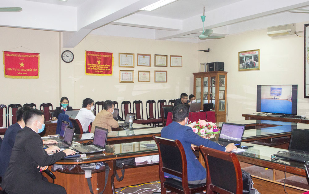  Đại diện Ban Tổ chức và các trọng tài theo dõi, đánh giá vận động viên từ điểm cầu Trung tâm Dịch vụ thi đấu thể thao tỉnh.