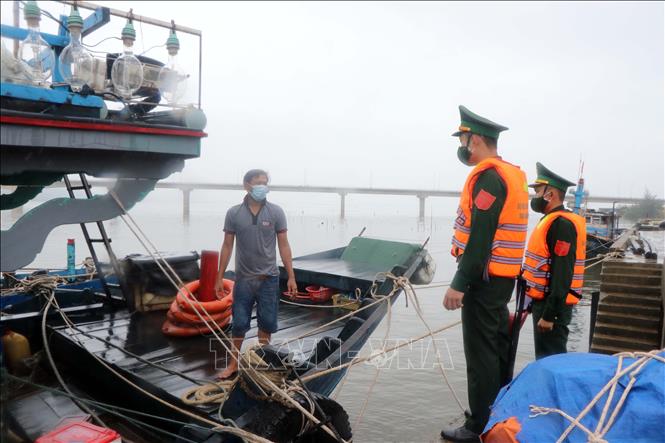  Cán bộ, chiến sĩ Đồn Biên phòng Vinh Hiền tuyên truyền pháp luật cho chủ tàu cá ở xã Vinh Hiền, huyện Phú Lộc.