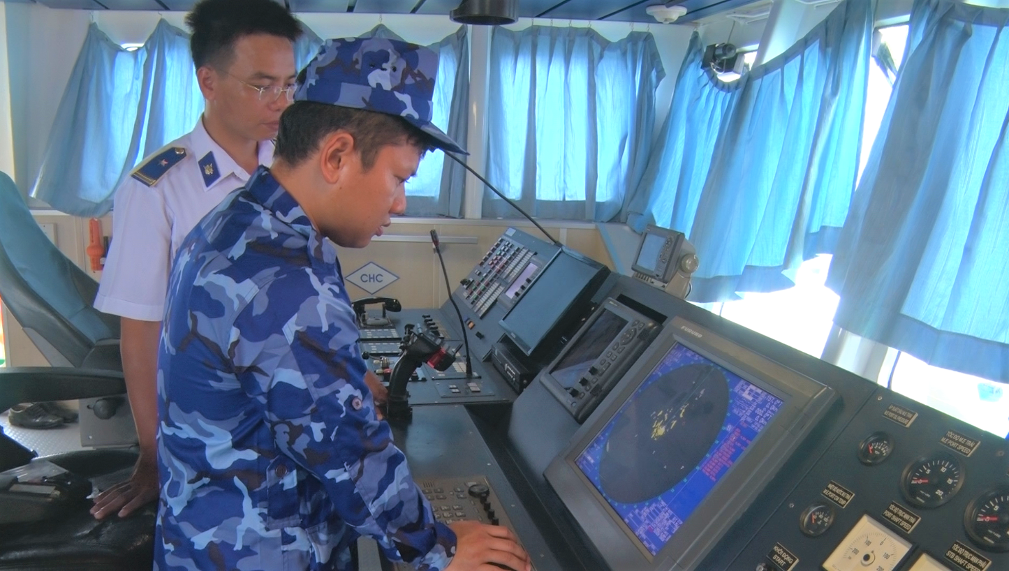  Chiến sĩ Cảnh sát biển thực hành khai thác sử dung hệ thống Ra đa hàng hải.