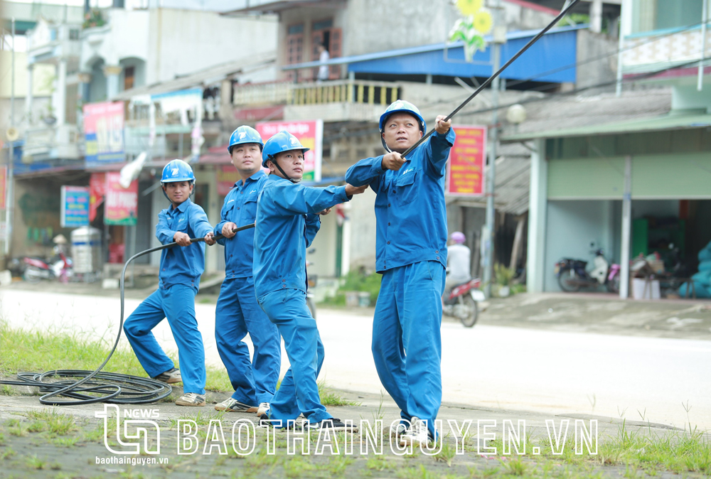  Nhân viên VNPT lắp đặt, thay mới dây cáp quang nhằm đảm bảo an toàn mạng lưới, thông tin liên lạc.