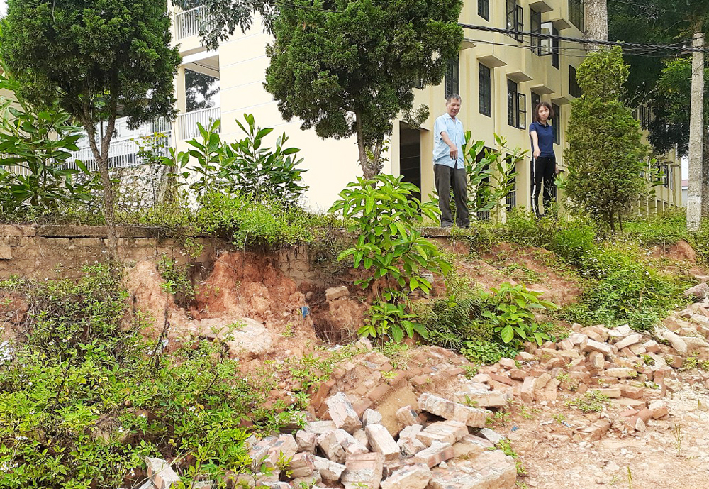  Gần 70m tường rào của Trường Tiểu học Hương Sơn bị đổ, nứt sau một trận mưa lớn kèm dông lốc. 