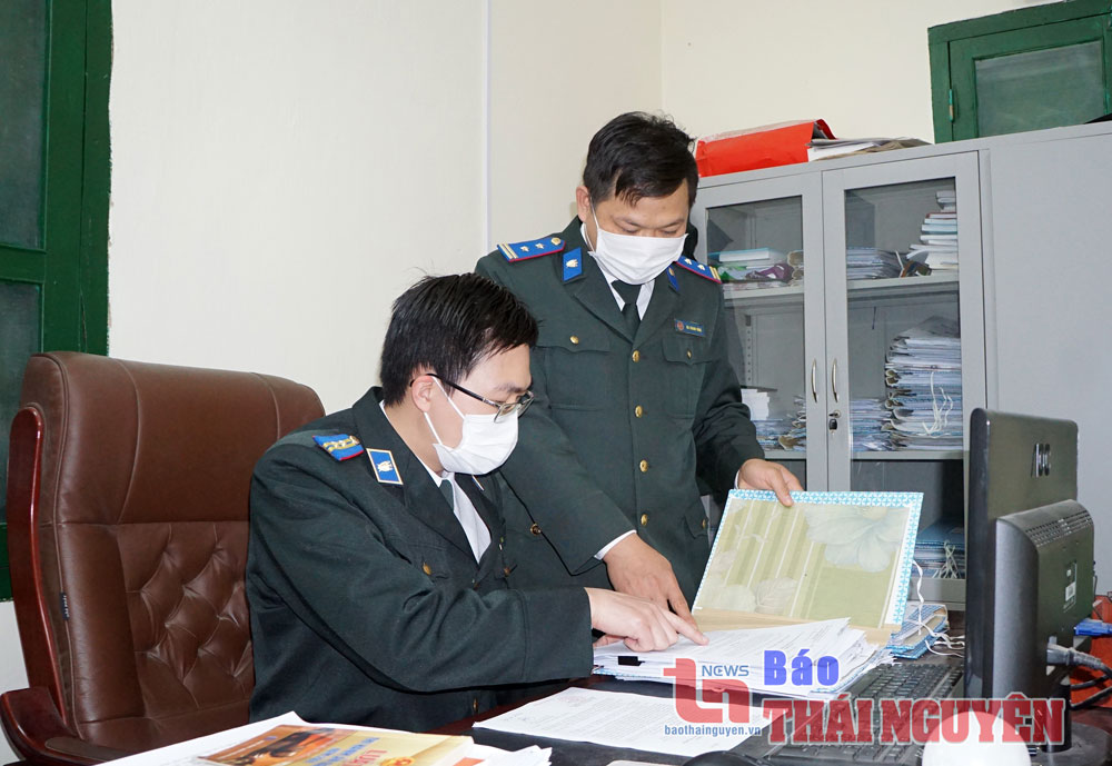  Cán bộ Chi cục Thi hành án dân sự huyện Định Hóa nghiên cứu hồ sơ, trao đổi, thống nhất phương án giải quyết vụ việc trước khi tiến hành các bước thi hành án.