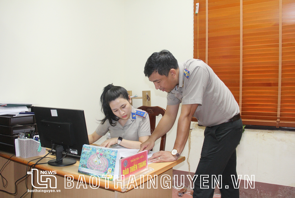  Lãnh đạo và thẩm tra viên Cục THADS tỉnh kiểm tra lại các quyết định liên quan đến công tác THADS trước khi đăng tải công khai trên Cổng thông tin điện tử của đơn vị.