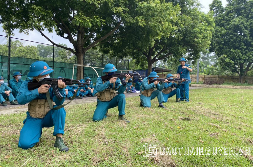 Trung đội Tự vệ của Công ty CP Thương mại Thái Hưng luyện tập bắn súng AK47.