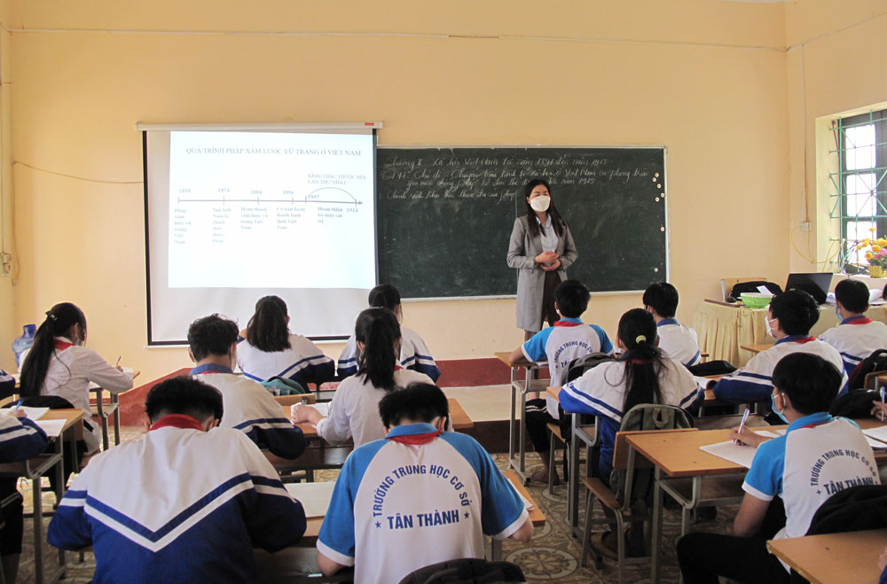  Trong Kỳ thi năm nay, Phòng GD&ĐT huyện Phú Bình có 35 học sinh đoạt giải, xếp thứ 6 trong tổng số 9 đoàn tham gia. Trong ảnh: Giờ học Lịch sử tại lớp 9A, Trường THCS Tân Thành (Phú Bình).