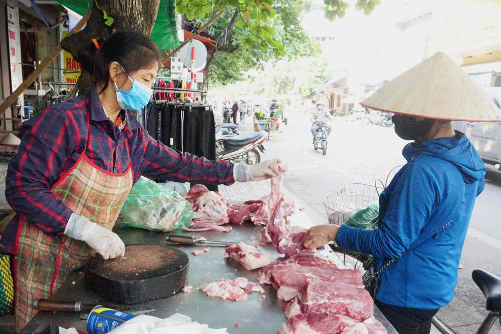 Người dân chọn mua thịt lợn tại một quầy hàng trên đường Bến Oánh (TP. Thái Nguyên).