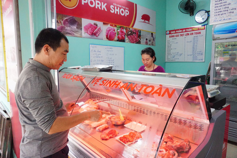  Người dân chọn mua thịt lợn được bảo quản hợp vệ sinh tại cửa hàng thực phẩm an toàn Phát Tâm, phường Phan Đình Phùng (T.P Thái Nguyên).