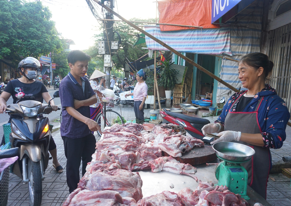  Khách hàng chọn mua thịt lợn tại một quầy hàng trên đường Bến Oánh (TP. Thái Nguyên).