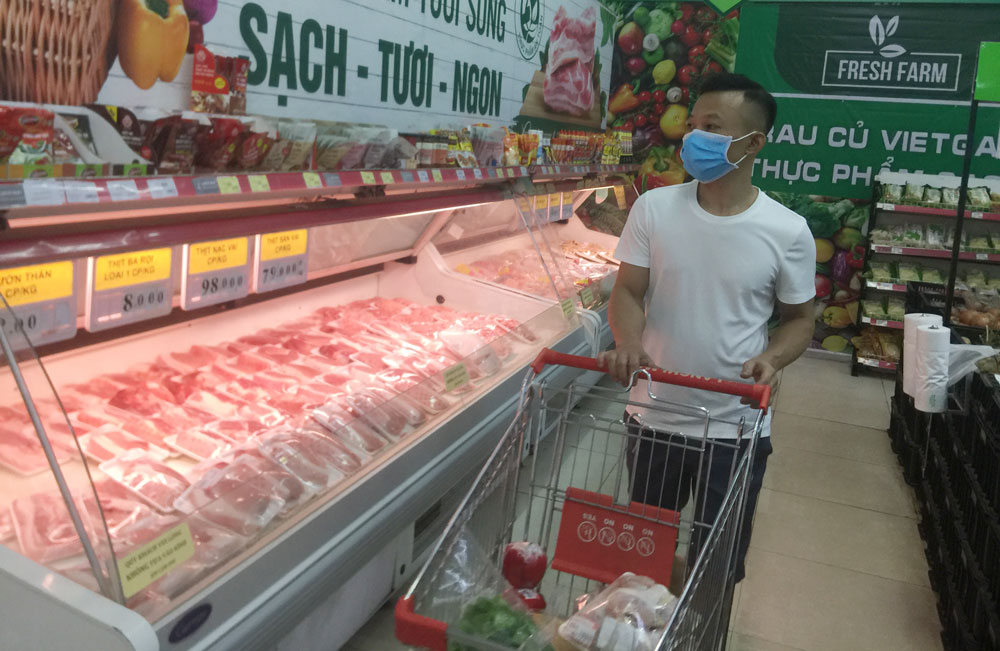  Chính phủ yêu cầu các ngành, địa phương có biện pháp bảo đảm cân đối cung cầu và bình ổn giá thịt lợn. Ảnh: T.L