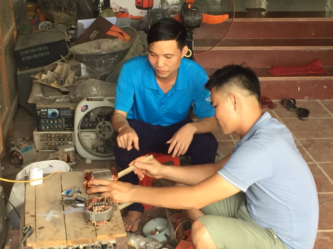  Anh Dương Đức Việt vận động đoàn viên Nguyễn Công Tuấn ở xóm Na Hiên tham gia Câu lạc bộ thanh niên phát triển kinh tế (ảnh chụp trước ngày 27/4/2021).