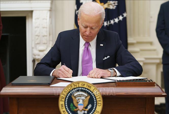  Tổng thống Mỹ Joe Biden ký một văn kiện tại Nhà Trắng ở Washington, DC. Ảnh: AFP/TTXVN