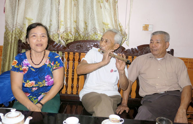  Ông Nguyễn Đức Lễ (ngoài cùng bên phải), Chủ nhiệm CLB thơ đến thăm vợ chồng ông Nguyễn Đăng Dần, năm nay 70 tuổi là một trong những thành viên tích cực của CLB thơ.