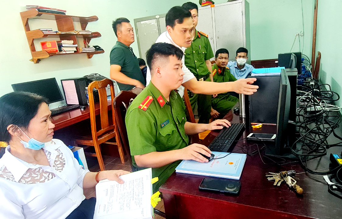  Lãnh đạo Sở Thông tin và Truyền thông trực tiếp đến hỗ trợ cán bộ xã Thành Công (TP. Phổ Yên) thực hiện thí điểm nhập dữ liệu hộ tịch trên nền tảng Cơ sở dữ liệu quốc gia về dân cư.
