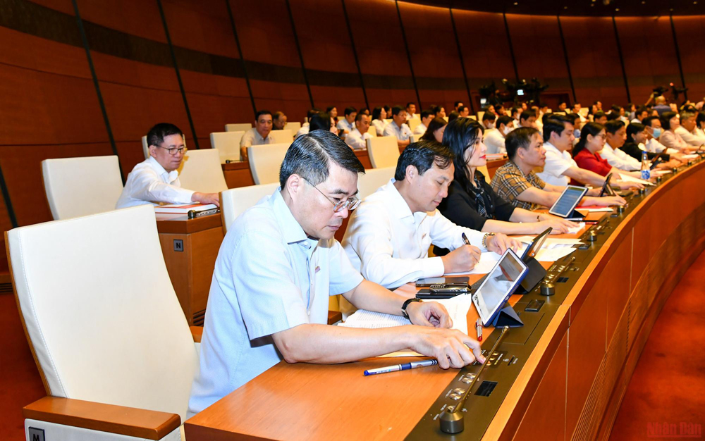  Đại biểu Quốc hội biểu quyết thông qua Nghị quyết thành lập Đoàn giám sát chuyên đề “Việc huy động, quản lý và sử dụng các nguồn lực phục vụ công tác phòng, chống dịch Covid-19; việc thực hiện chính sách, pháp luật về y tế cơ sở, y tế dự phòng”. (Ảnh: LINH NGUYÊN)