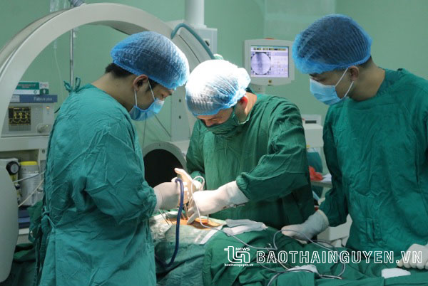  Các y, bác sĩ Bệnh viện Trung ương Thái Nguyên thực hiện ca nẹp vít cột sống dưới sự giám sát thần kinh của Hệ thống NIM-Eclipse ™ System.