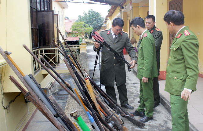  Sau khi nghe vận động, người dân trong huyện Võ Nhai đã tự nguyện giao nộp 45 khẩu súng săn các loại.