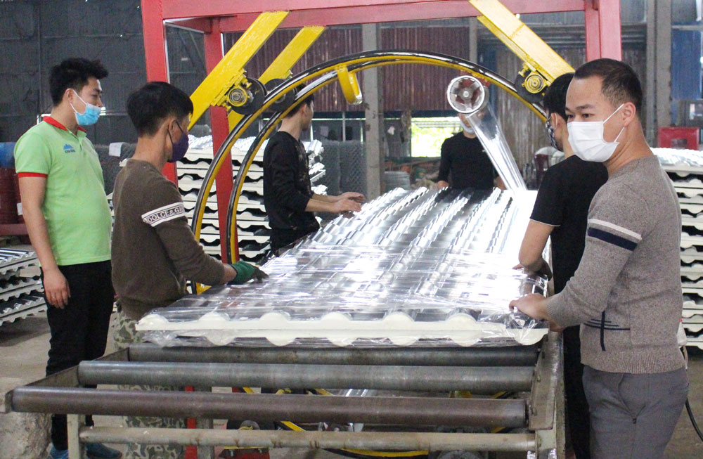  Thời gian qua, nhiều doanh nghiệp trên địa bàn huyện Phú Lương nỗ lực duy trì sản xuất, kinh doanh ổn định, có đóng góp lớn vào nguồn thu ngân sách của địa phương. Trong ảnh: Người lao động tại Công ty TNHH Khoa Hồng, ở xã Động Đạt đóng gói sản phẩm tôn xốp cách nhiệt.
