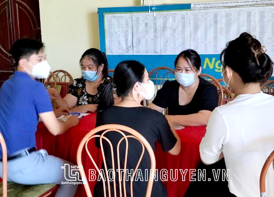 Cán bộ Trung tâm Kiểm soát bệnh tật tỉnh điều tra tình hình sử dụng thuốc lá tại TP. Thái Nguyên.