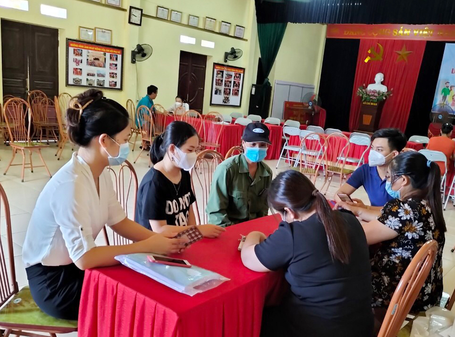  Điều tra viên của Đoàn công tác thuộc Trung tâm Kiểm soát bệnh tật tỉnh phỏng vấn trực tiếp với người dân phường Túc Duyên (TP. Thái Nguyên).