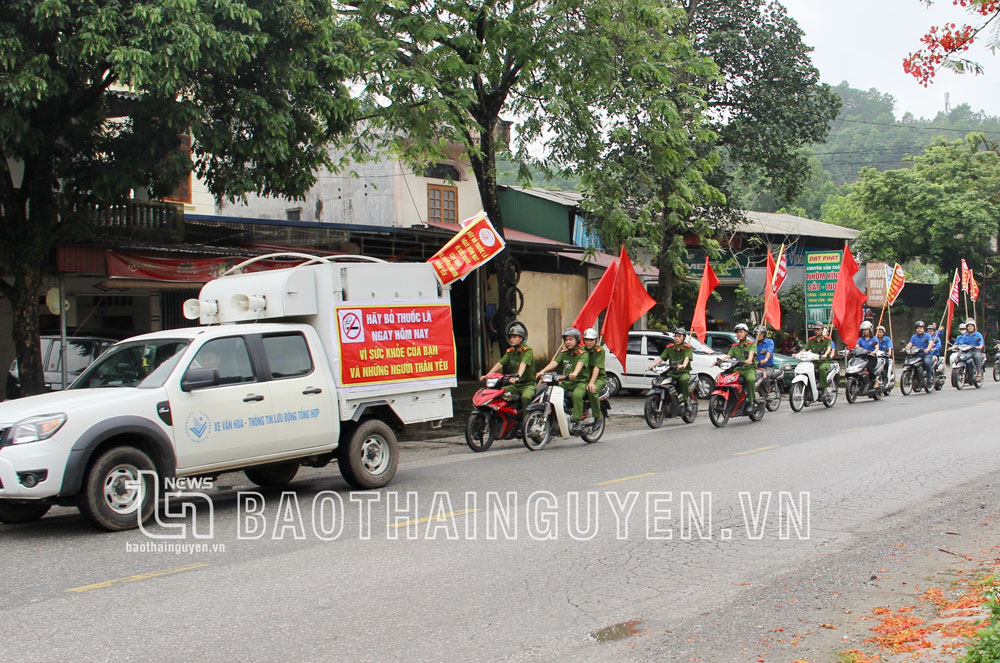  Lực lượng công an, đoàn viên thanh niên… huyện Đồng Hỷ tham gia diễu hành tuyên truyền về phòng, chống tác hại thuốc lá.