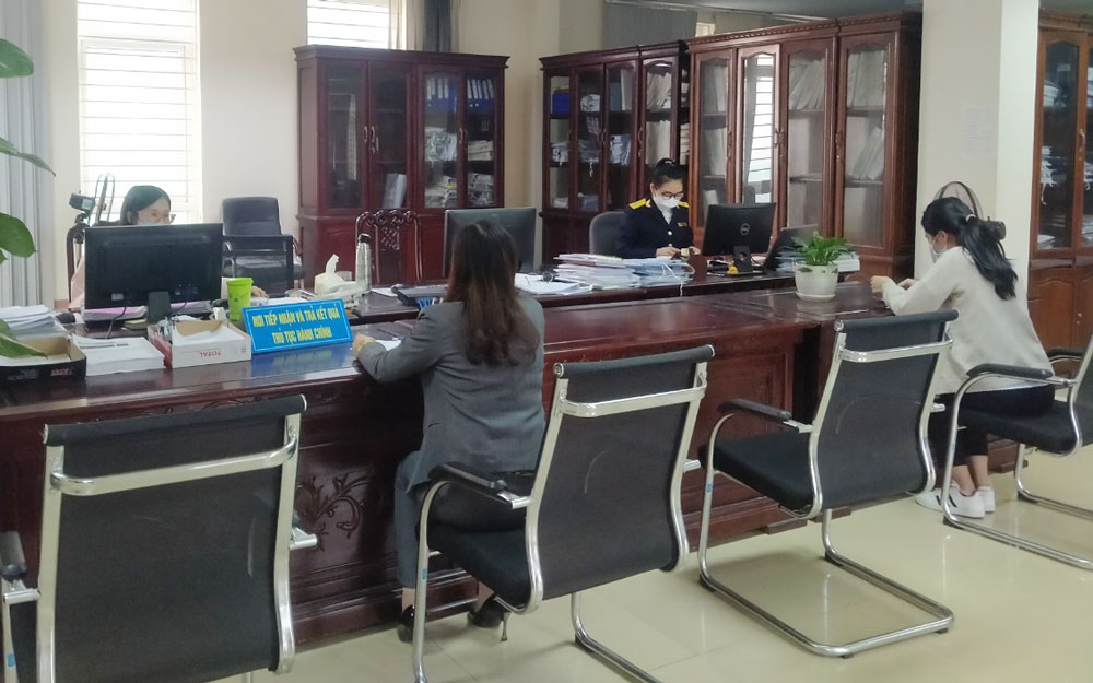  Đại diện các doanh nghiệp và người dân làm thủ tục về thuế tại Chi cục Thuế T.P Sông Công - Đại Từ.