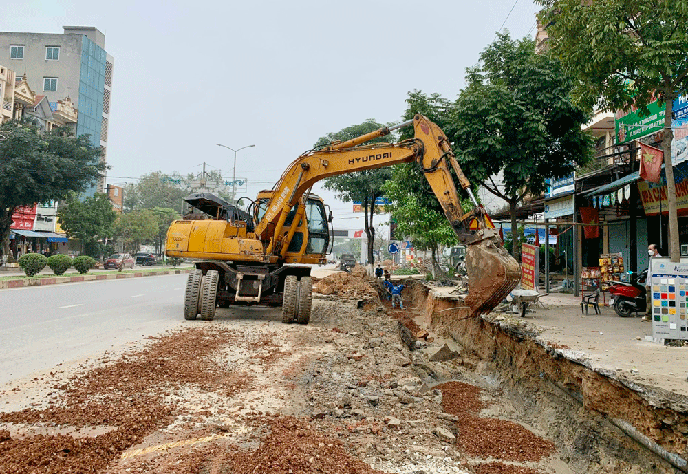 Để tăng nguồn thu, ngành Thuế tỉnh sẽ tiếp tục làm tốt việc rà soát, đưa vào quản lý và đôn đốc kê khai, nộp thuế đối với doanh nghiệp ngoại tỉnh có phát sinh hoạt động xây dựng trên địa bàn. Ảnh: T.L