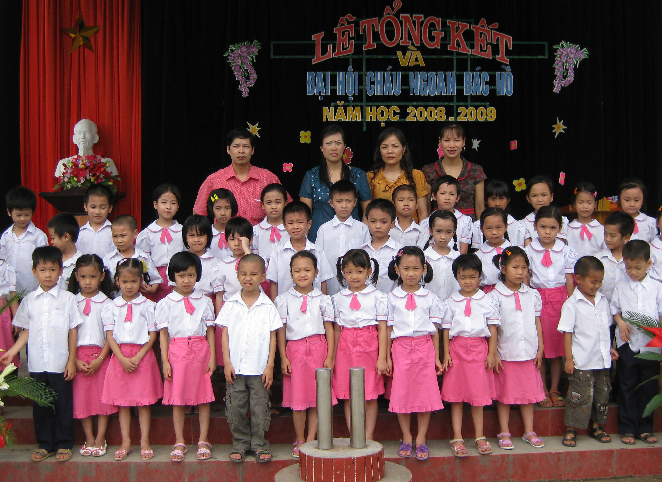 Cocirc; giaacute;o Thủy (người aacute;o xanh) cugrave;ng học trograve; trong Lễ tổng kết năm học 2008-2009