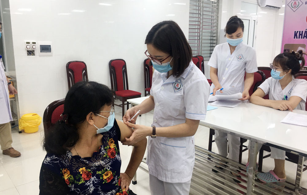  Tỉnh đặt mục tiêu đến hết Quý I/2022 cơ bản hoàn thành bao phủ vắc xin mũi 3 cho các đối tượng đủ điều kiện.