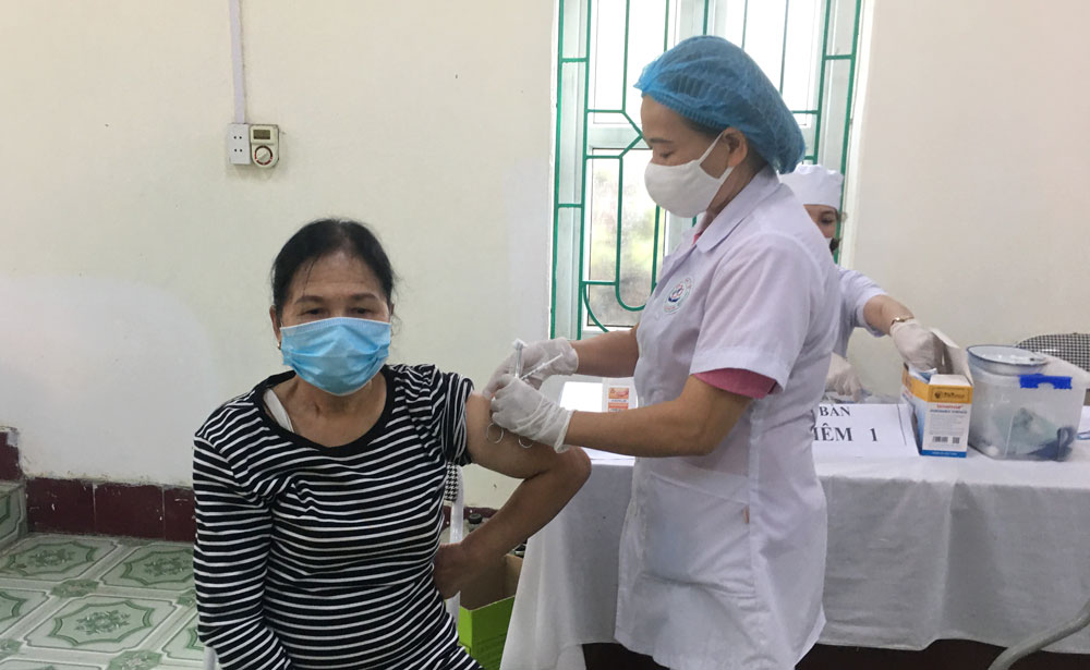  Cán bộ Trạm Y tế Bãi Bông (T.X Phổ Yên) tiêm vắc-xin phòng COVID-19 cho người dân.