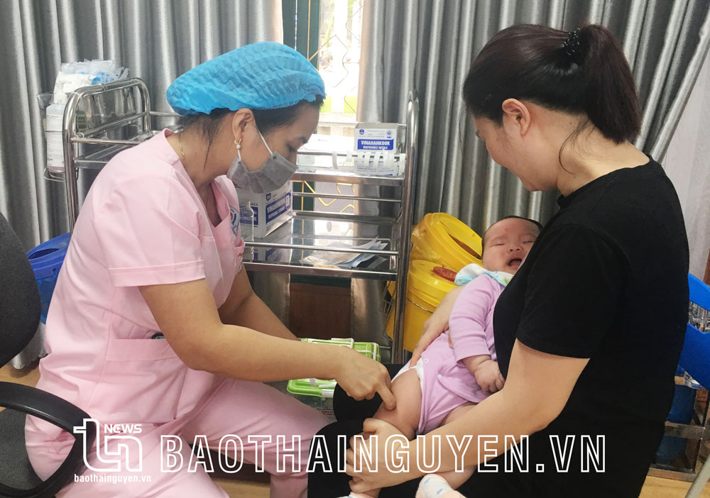  Tiêm vắc-xin phòng bệnh cho trẻ tại Bệnh viện Trung ương Thái Nguyên.
