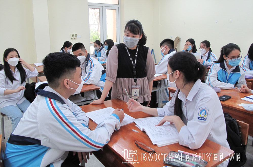  Học sinh các lớp không chuyên tiếng Anh của Trường THPT Chuyên học rất tốt môn tiếng Anh, nhiều em thi đạt chứng chỉ  IELTS từ 6.0 trở lên.