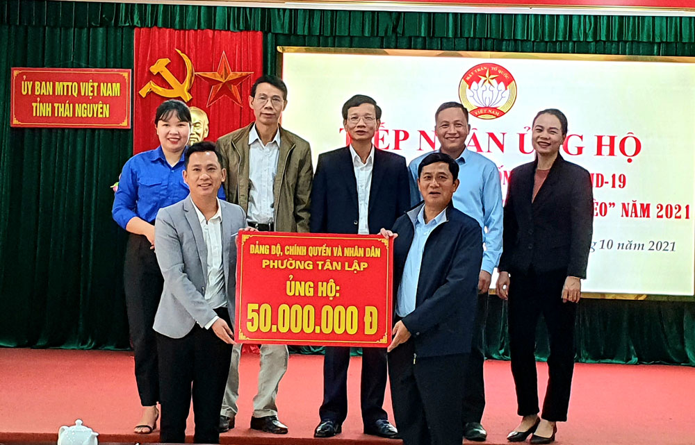  Đại diện Đảng bộ, chính quyền và nhân dân phường Tân Lập (T.P Thái Nguyên) ủng hộ công tác phòng, chống dịch COVID-19 tỉnh.