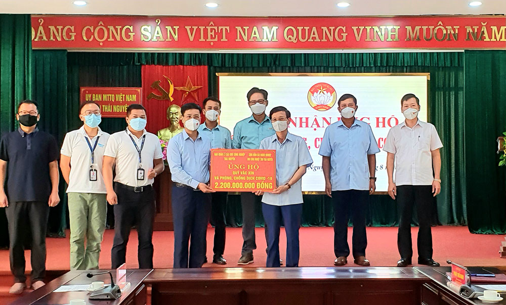  Cộng đồng các doanh nghiệp thuộc Ban Quản lý các khu công nghiệp ủng hộ kinh phí phòng, chống dịch COVID-19.    