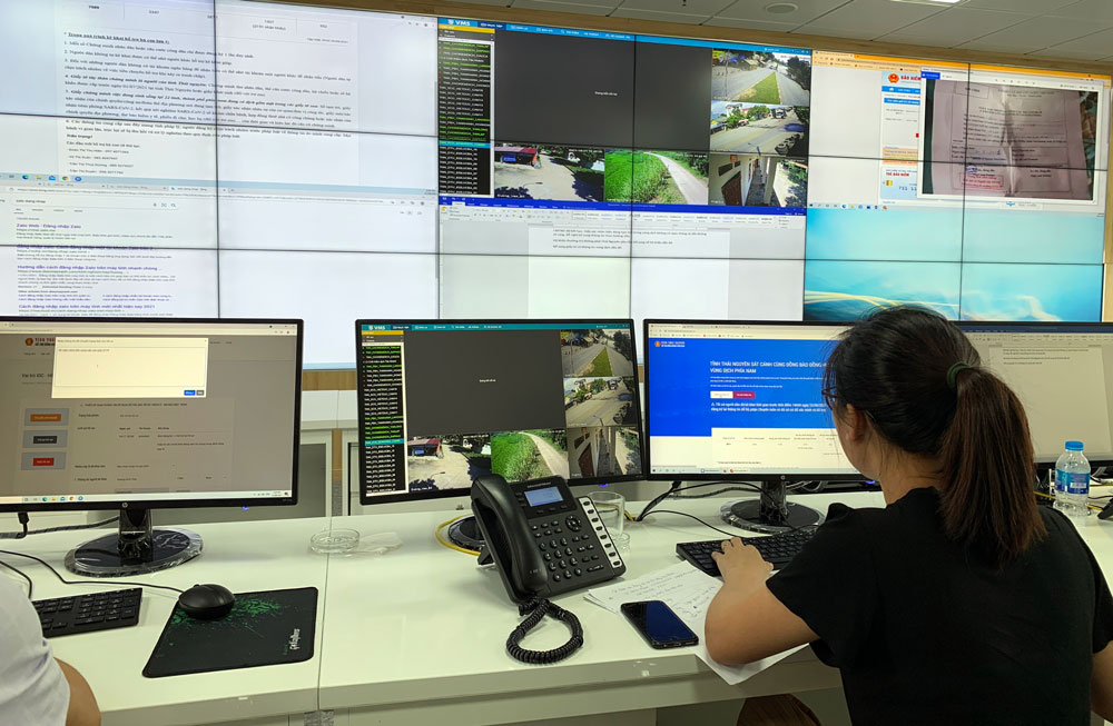  Cán bộ Trung tâm Điều hành thông minh (IOC) tỉnh tiếp nhận thông tin, hồ sơ đề nghị hỗ trợ của các công dân Thái Nguyên ở 22 tỉnh phía Nam đang bị ảnh hưởng bởi dịch COVID-19. Ảnh: Ánh Ngọc