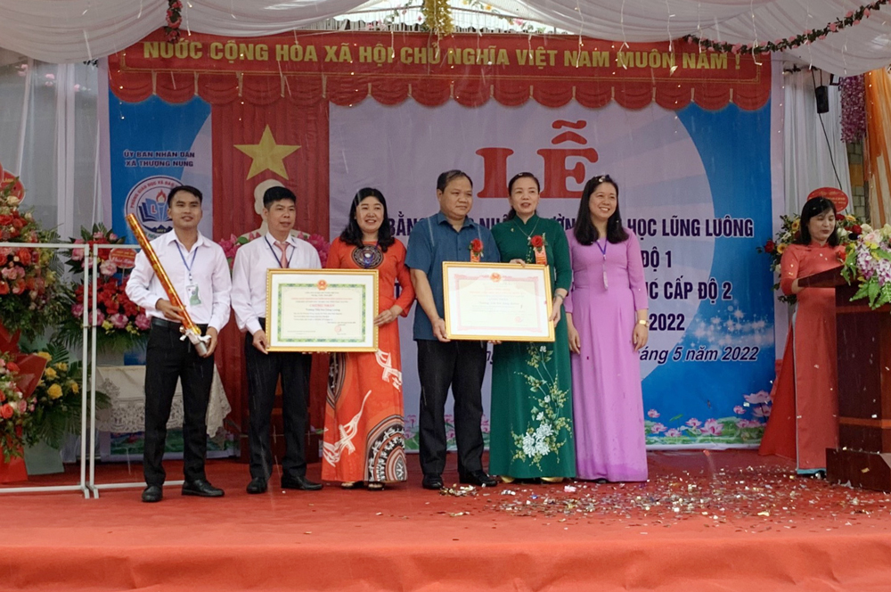  Lãnh đạo UBND huyện Võ Nhai trao các quyết định cho Nhà trường.