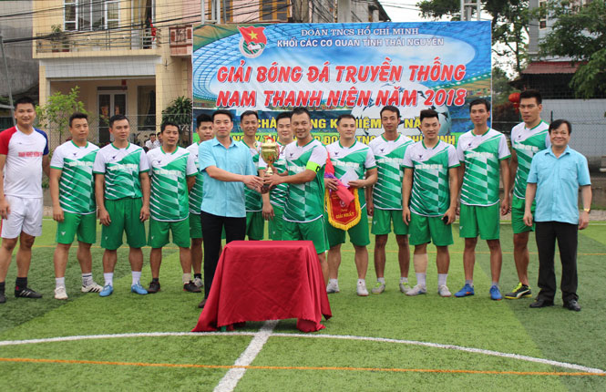   Đội bóng của Đoàn Thanh niên Sở Văn hóa, Thể thao và Du lịch nhận Cup vô địch