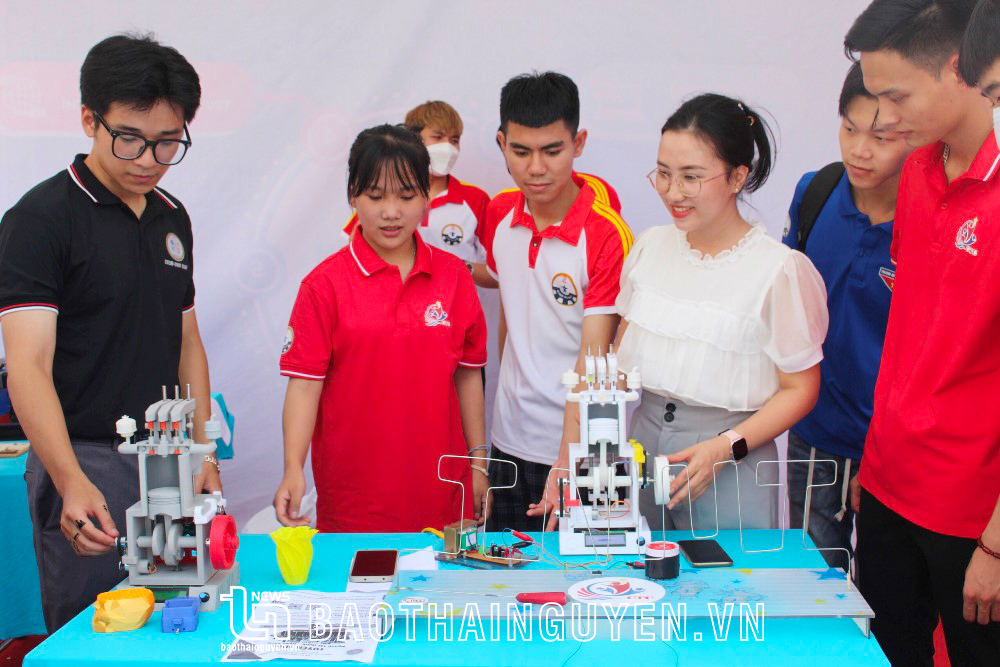  Tỉnh đoàn, Đại học Thái Nguyên cùng các đơn vị phối hợp tổ chức Ngày hội việc làm, giáo dục hướng nghiệp và tư vấn tuyển sinh năm 2022 cho thanh niên.
