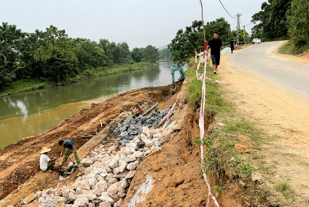  Thi công xây dựng kè chống sạt lở tại ĐT.270, đoạn qua thị trấn Hùng Sơn (Đại Từ).