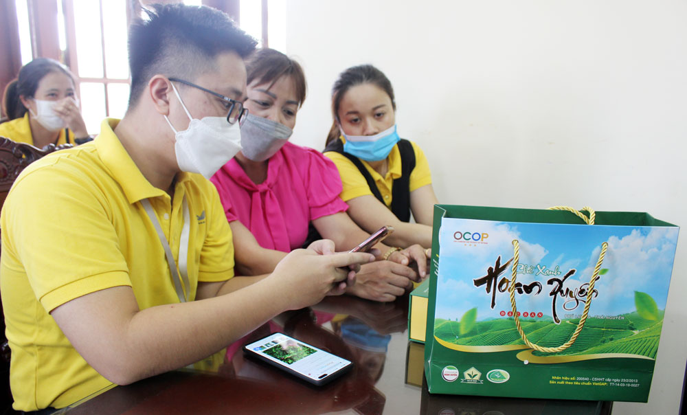  Các đại biểu thực hành truy cập, đăng tải sản phẩm của đơn vị mình trên các sàn TMĐT.