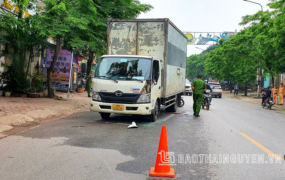  Hiện trường một vụ tai nạn giao thông xảy ra trên Quốc lộ 3 cũ, đoạn qua địa phận phường Ba Hàng, TP. Phổ Yên (ngày 21/4/2022). Ảnh: T.L