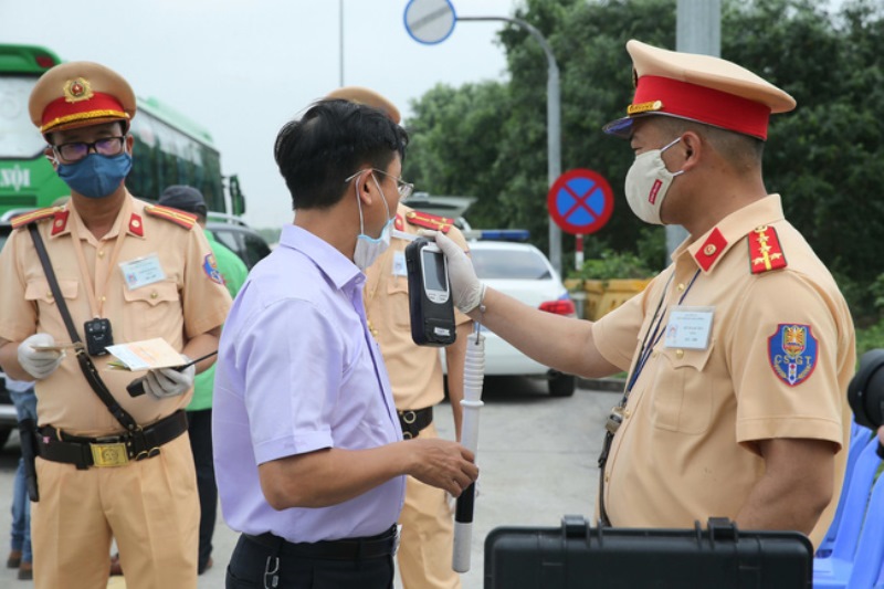   Lực lượng chức năng đã phát hiện và xử phạt 969 trường hợp vi phạm nồng độ cồn trong ngày thứ 3 kỳ nghỉ lễ 30/4 - 1/5/2021 (Ảnh: Hòa Thắng).