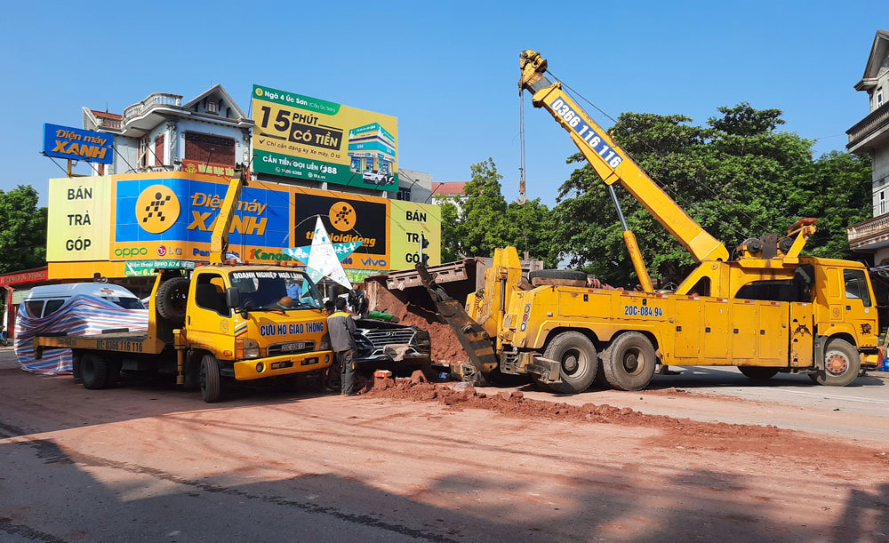  Lực lượng chức năng của huyện Phú Bình huy động người và phương tiện đến hiện trường để đưa nạn nhân ra ngoài và phân luồng giao thông.