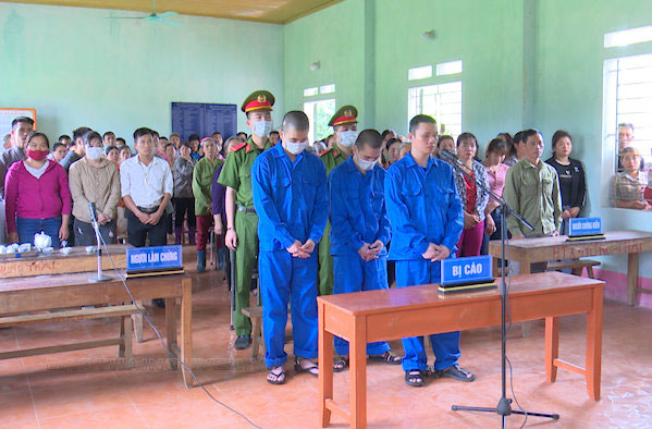  Tòa án nhân dân huyện Đồng Hỷ tổ chức phiên tòa xét xử lưu động tại xóm Hòa Khê 1, xã Văn Hán (ngày 27/4/2021).