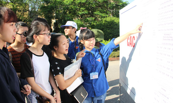  Thí sinh đến nộp hồ sơ xét tuyển tại Trường Đại học Sư phạm Thái Nguyên và được tư vấn cách thức lựa chọn ngành học, thủ tục làm hồ sơ.
