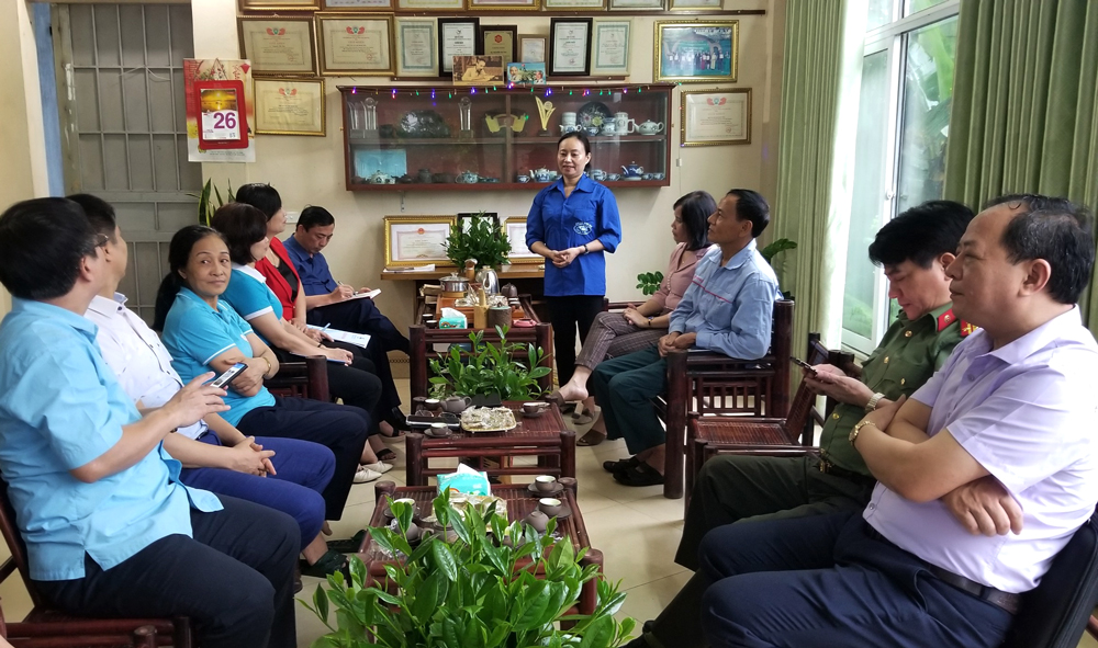  Đoàn công tác khảo sát tại mô hình hỗ trợ phụ nữ tôn giáo phát triển kinh tế ở HTX chè Minh Thu, xóm Hồng Thái 2, xã Tân Cương (TP. Thái Nguyên)