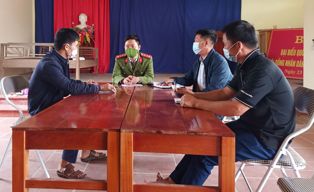  Thành viên Tổ an ninh tự quản xóm La Đao thường xuyên báo cáo, trao đổi tình hình với Công an xã Tân Kim.