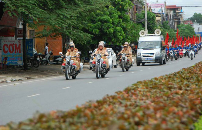  Tuyên truyền lưu động về trật tự ATGT trên các tuyến phố chính tại T.P Thái Nguyên.